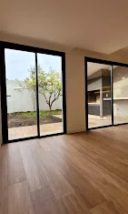 Aberturas de aluminio negro en interior moderno